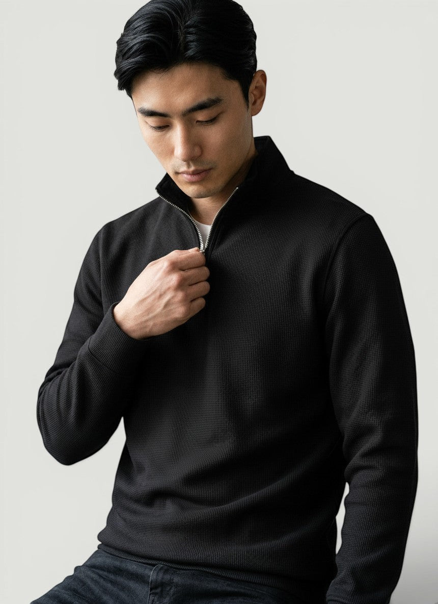Homem vestindo blusa de frio em preto Bluviso com gola alta e zíper, tecido texturizado e punhos canelados.