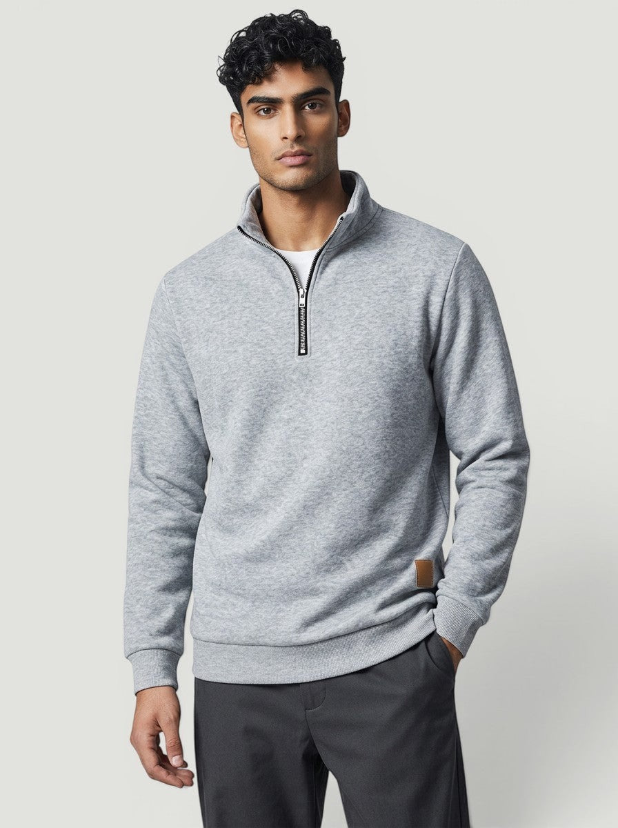 Blusa de frio cinza claro Bluviso com zíper no pescoço, gola alta e detalhe em couro sintético, vestida por modelo masculino.
