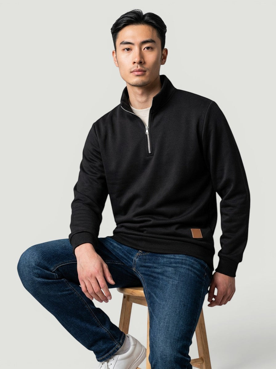 Modelo veste blusa de frio em preto Bluviso com zíper no pescoço, gola alta e detalhe em couro sintético, estilo casual.