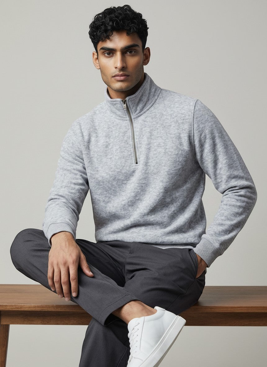 Homem vestindo blusa de frio cinza claro Bluviso com gola alta e zíper frontal, punhos canelados e visual casual elegante.