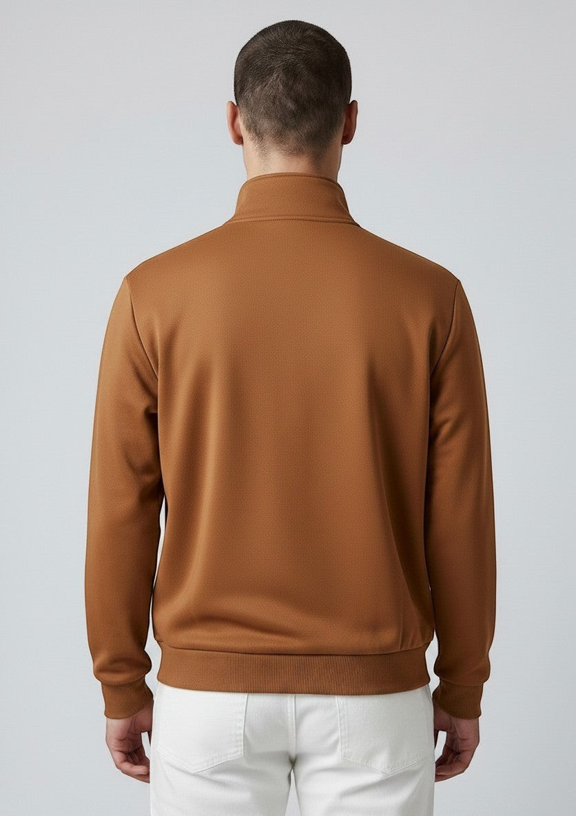 Vista traseira de homem vestindo blusa de frio Bluviso marrom com gola alta e acabamento canelado