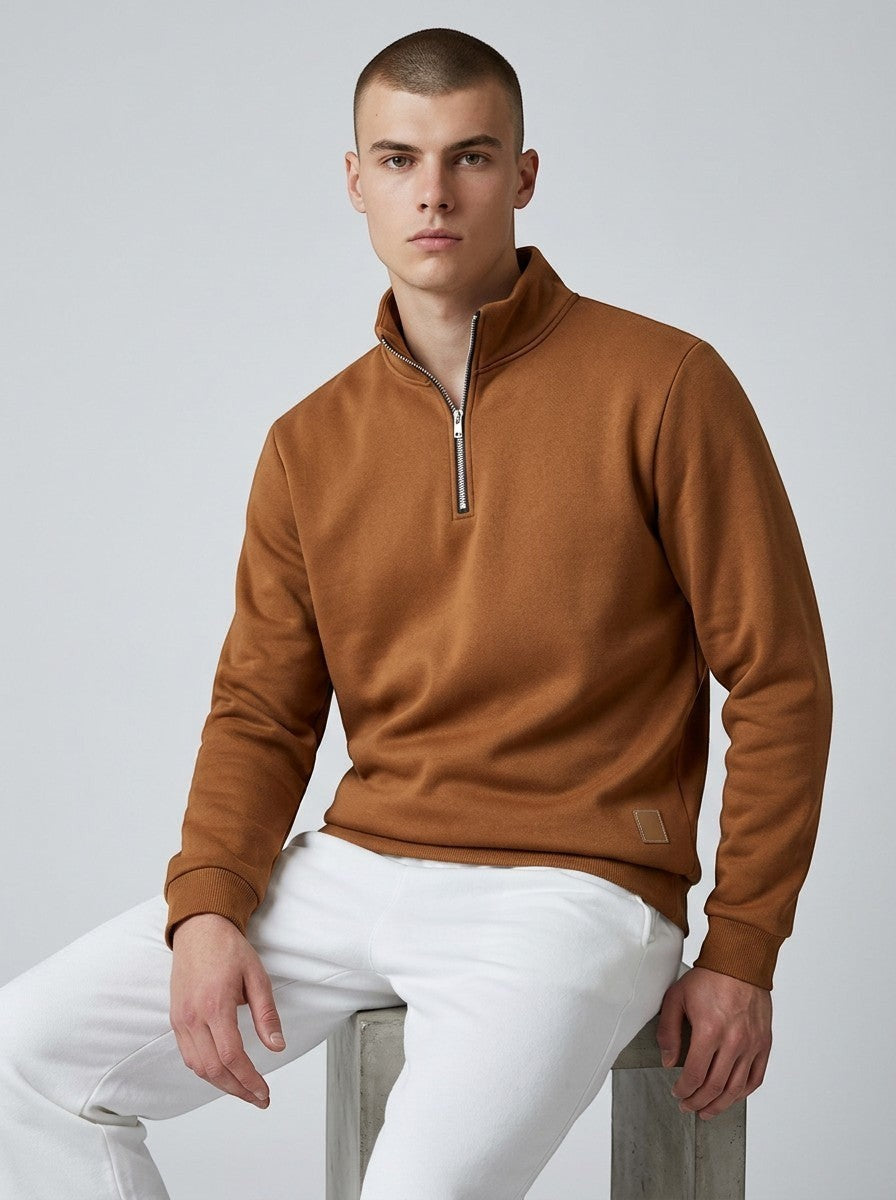 Modelo veste blusa de frio Bluviso marrom com zíper no pescoço, gola alta, punhos canelados e detalhe em couro sintético