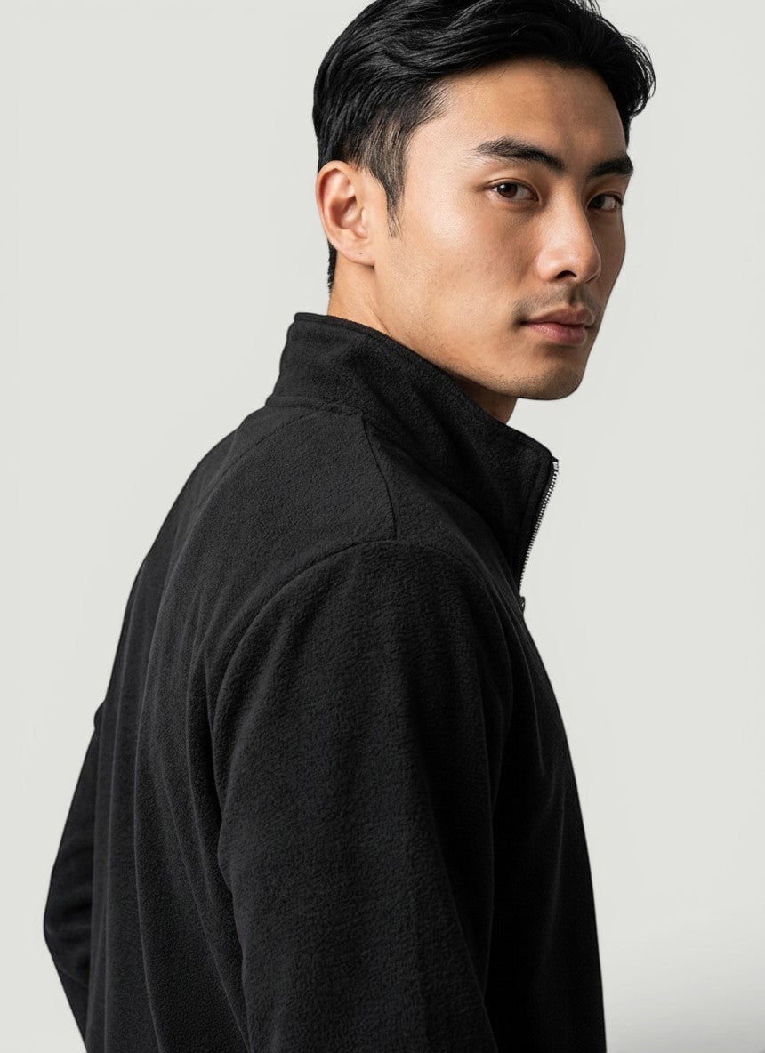 Blusa Bluviso masculina em preto de frio com gola alta e zíper, tecido macio e ajuste confortável no corpo