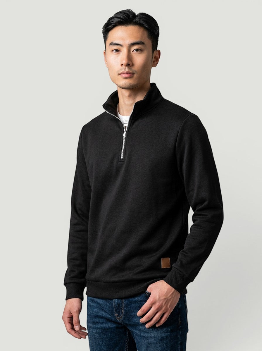 Homem vestindo blusa Bluviso em preto com zíper no pescoço, gola alta e detalhe em couro sintético, estilo casual.