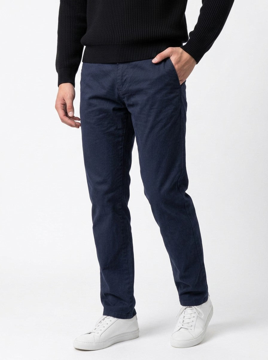 Homem vestindo calça chino azul marinho Bluviso