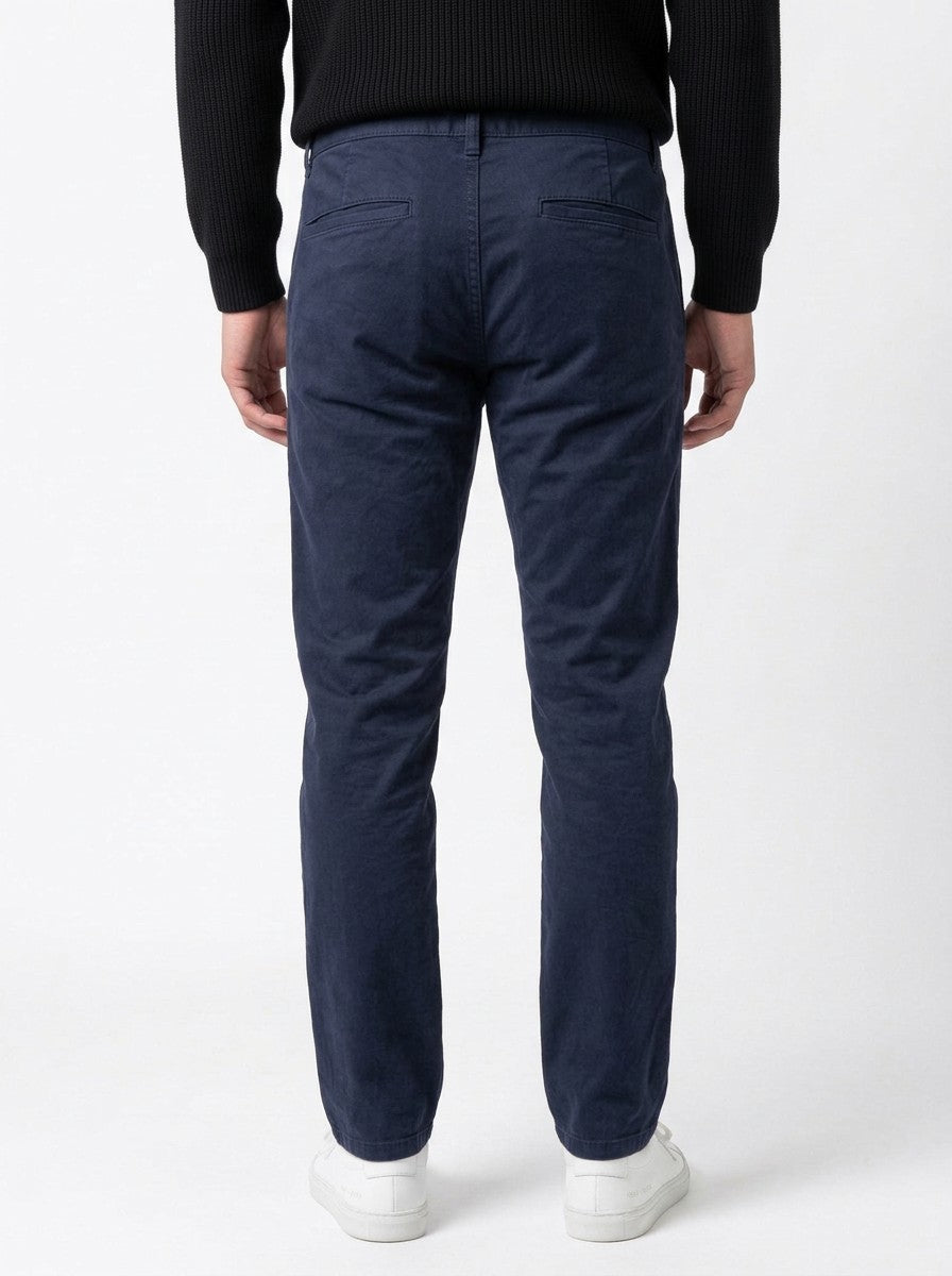 Vista traseira da calça chino azul marinho Bluviso com corte ajustado e bolsos embutidos em fundo neutro