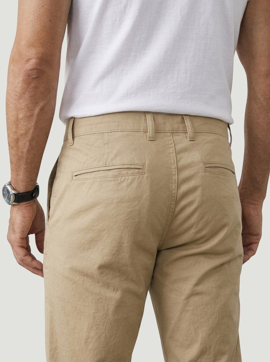 Vista traseira de calça chino masculina bege Bluviso em algodão com bolsos traseiros embutidos e ajuste reto
