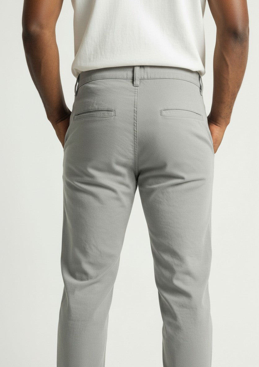 Calça chino masculina cinza Bluviso com corte ajustado, vista traseira com bolsos embutidos e tecido resistente.