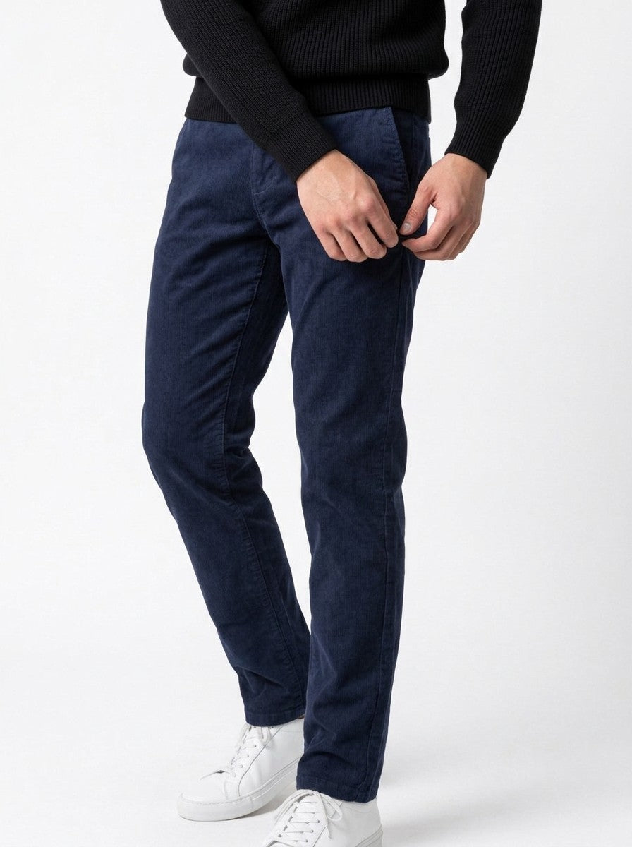 Calça chino masculina Bluviso azul marinho com corte ajustado, ideal para looks casuais e formais.