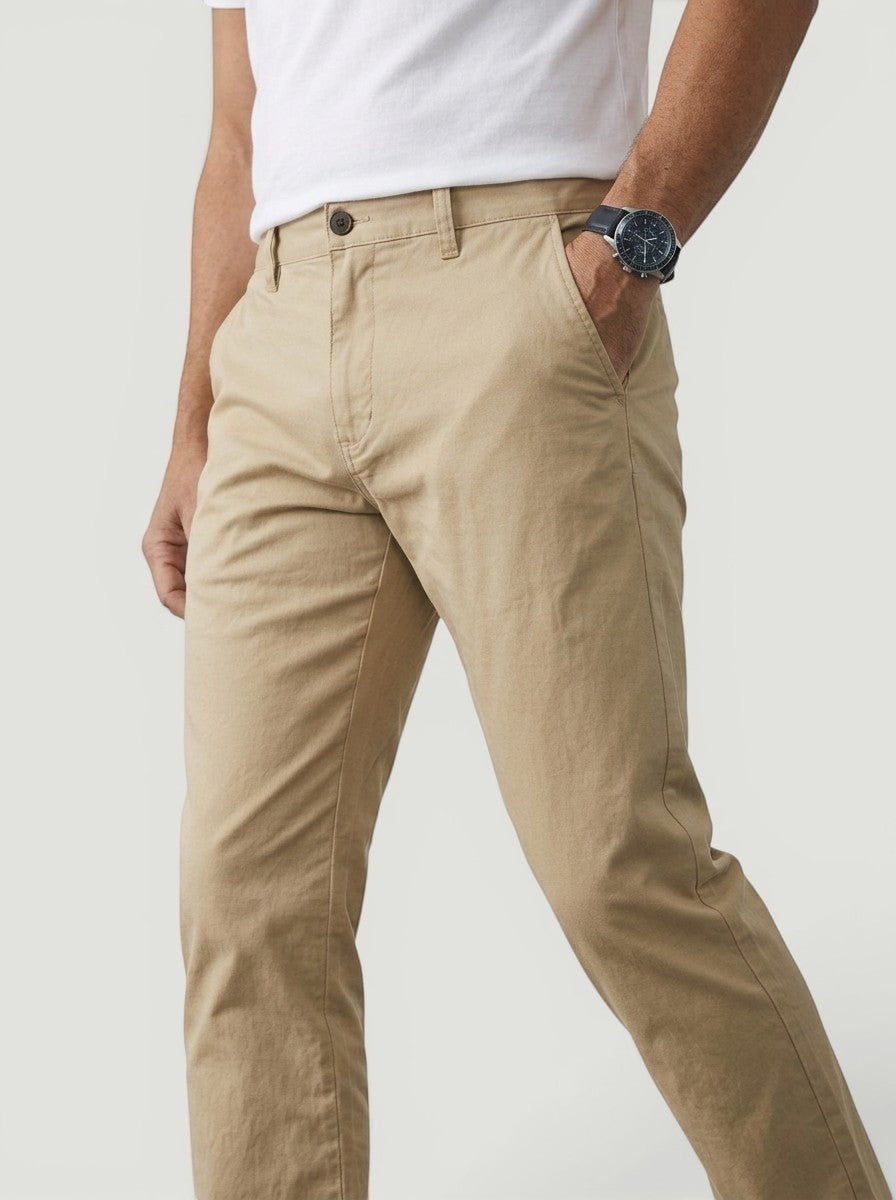 Calça chino masculina bege Bluviso em algodão com elastano, corte reto e estilo casual para o dia a dia.