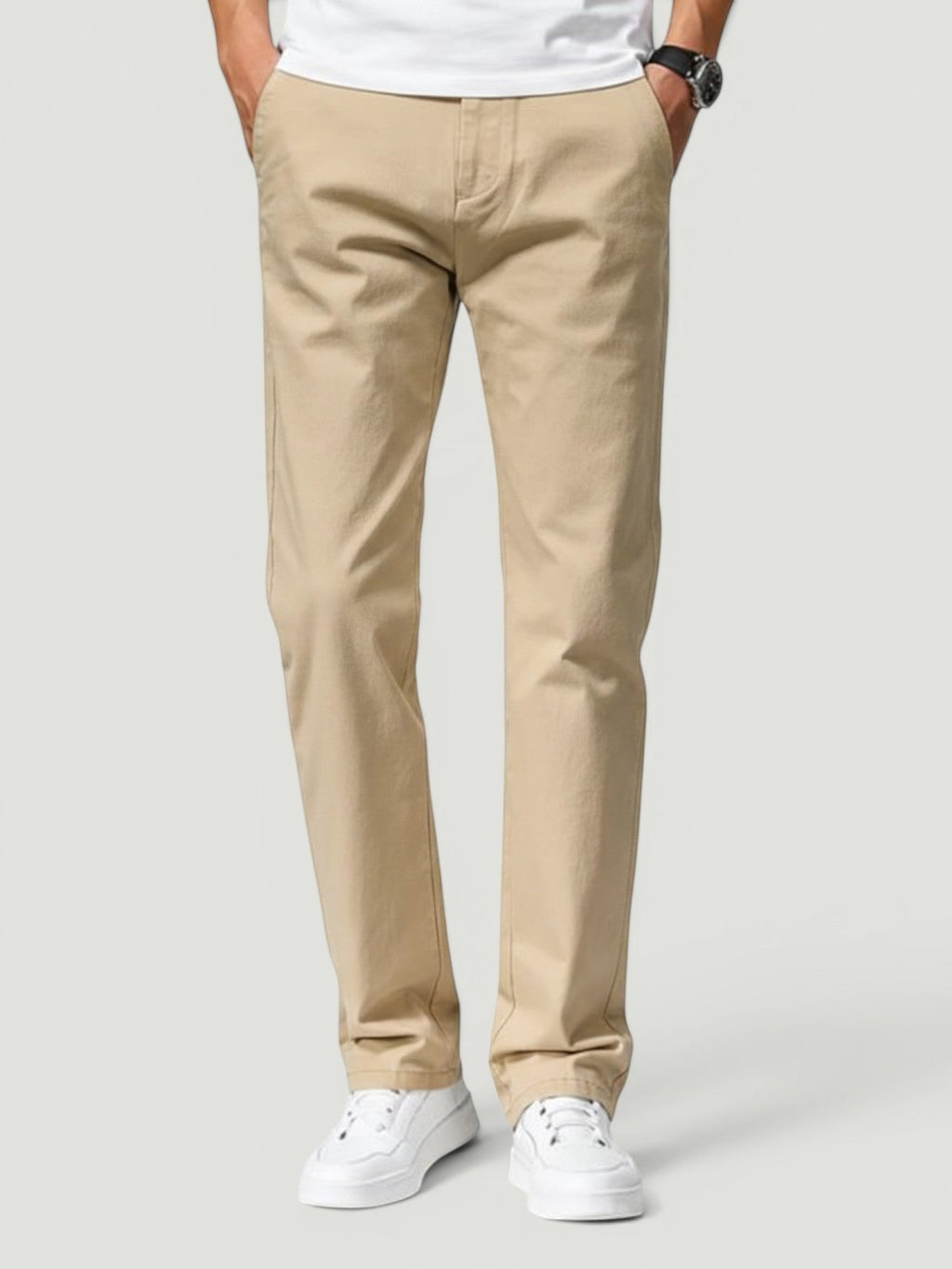 Calça chino masculina bege da Bluviso em algodão com elastano, corte reto e estilo casual para o dia a dia.