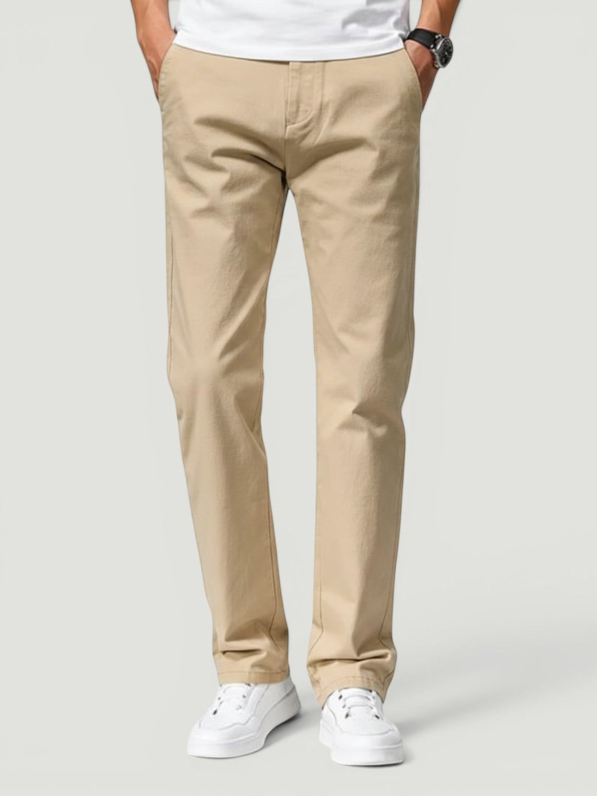 Calça chino masculina bege da Bluviso em algodão com elastano, corte reto e estilo casual para o dia a dia.