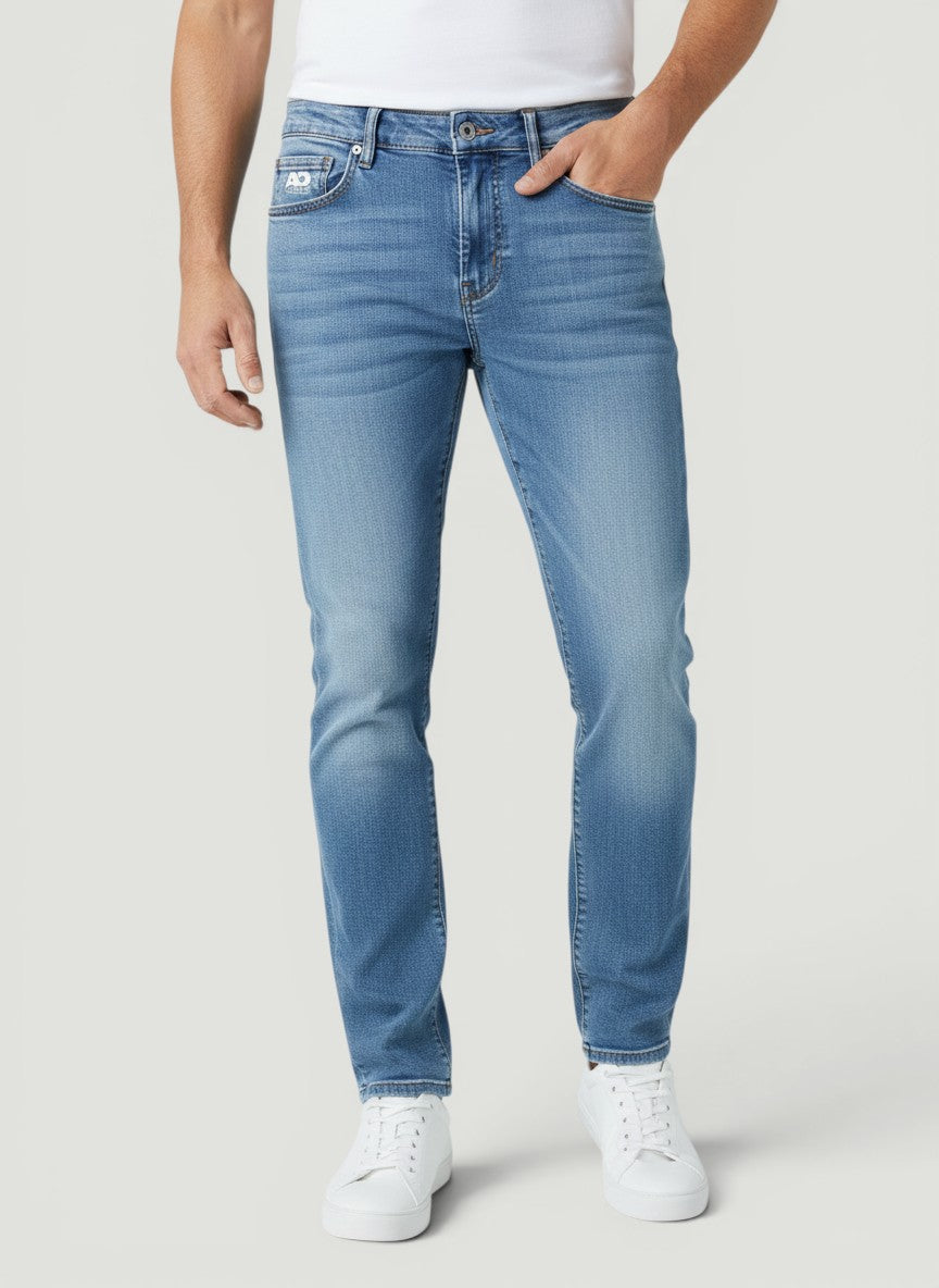 Calça jeans masculina Bluviso de corte ajustado em tom azul médio com lavagem clássica e tecido elástico confortável
