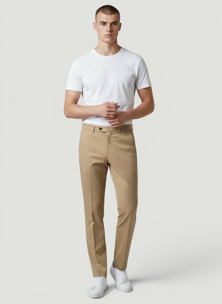 Calça social masculina bege Bluviso de corte reto, tecido leve e elástico, ideal para o verão e uso casual.