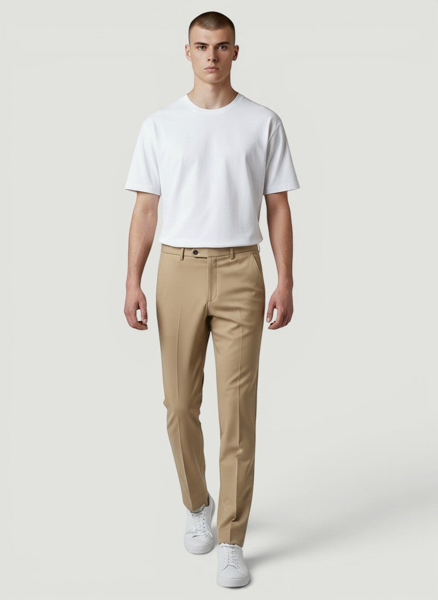 Calça social masculina bege Bluviso de corte reto, tecido leve e elástico, ideal para o verão e uso casual.