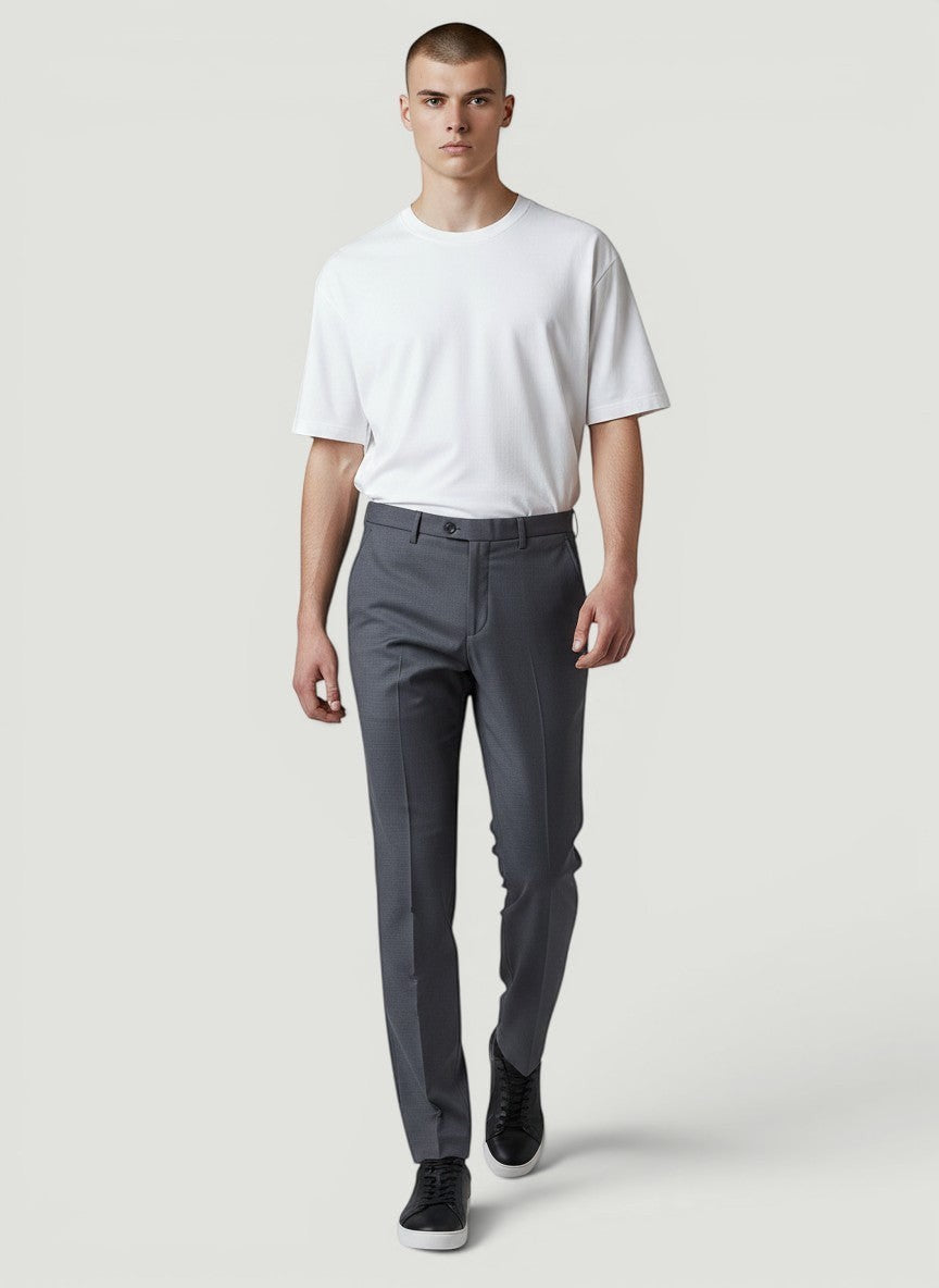 Calça masculina Bluviso cinza de corte reto, tecido leve e elástico, ideal para o verão, vestida por modelo.
