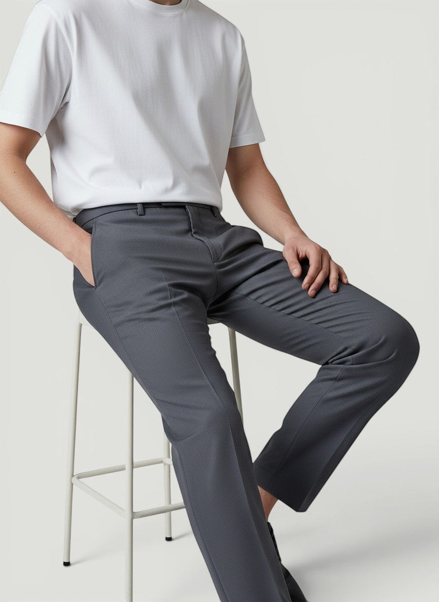 Calça social masculina Bluviso cinza de corte reto, tecido leve e elástico, ideal para o verão e uso casual.