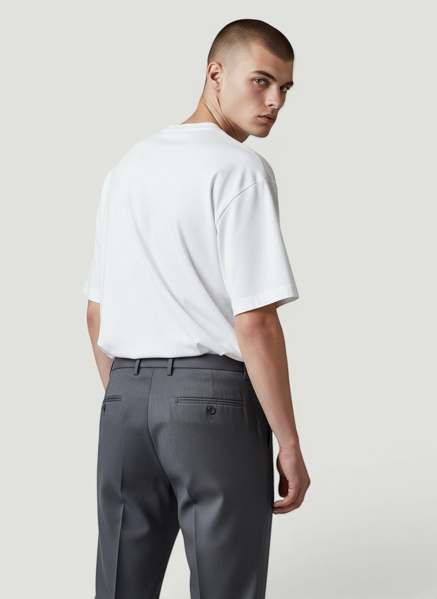 Calça social masculina cinza Bluviso de corte reto, tecido leve e elástico, ideal para o verão.