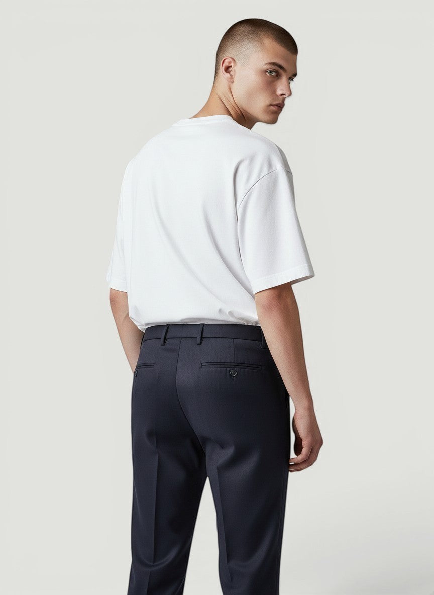Calça social masculina Bluviso de corte reto, tecido leve e elástico, ideal para o verão, vista de costas.