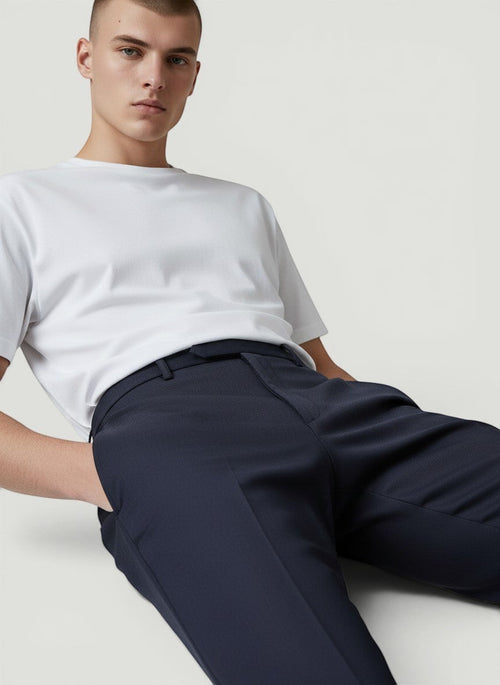Homem vestindo calça social reta azul-marinho Bluviso, tecido leve e elástico, ideal para o verão.