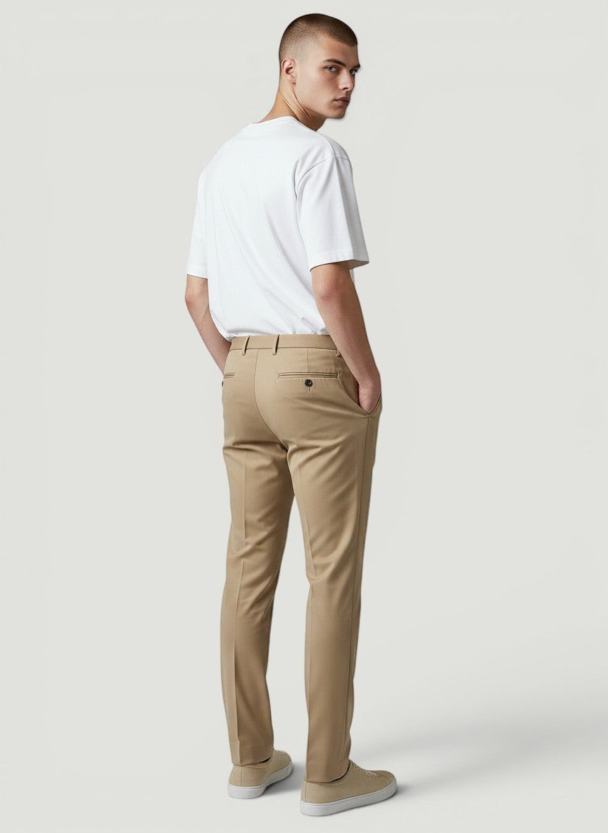 Homem vestindo calça social bege Bluviso de corte reto, tecido leve e elástico, ideal para o verão.
