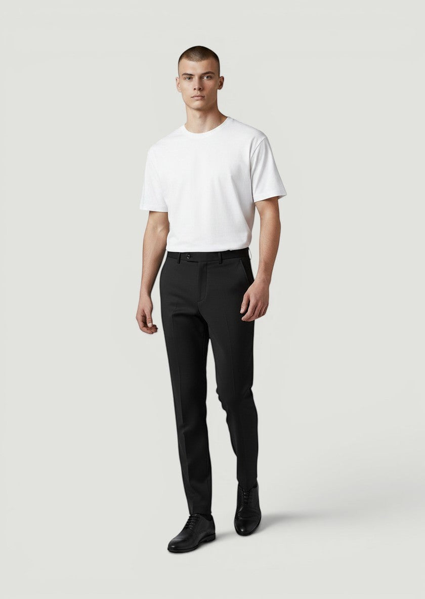 Homem vestindo calça social preta Bluviso de corte reto, tecido leve e elástico, ideal para o verão.