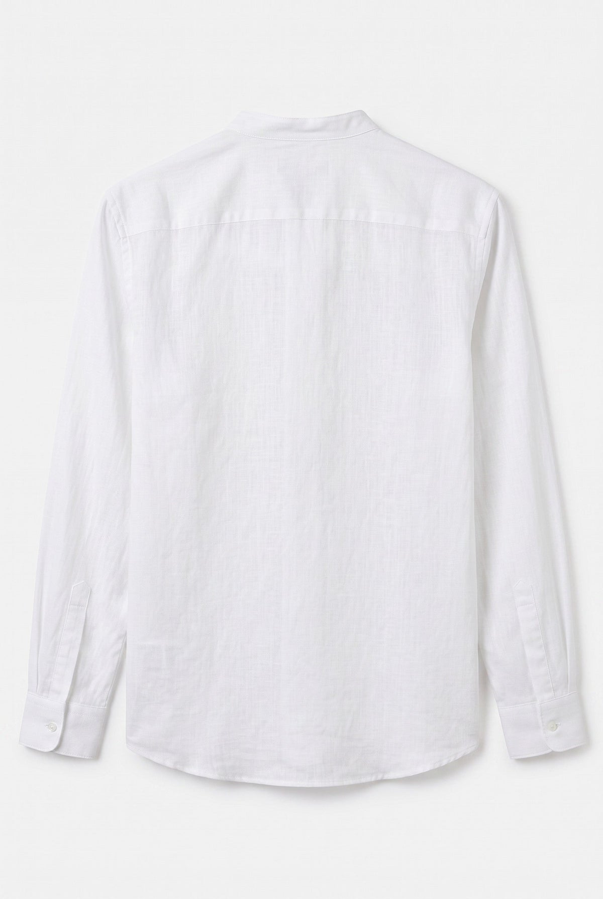 Vista traseira da camisa polo masculina Bluviso de manga longa em tecido branco de algodão e linho com gola padre