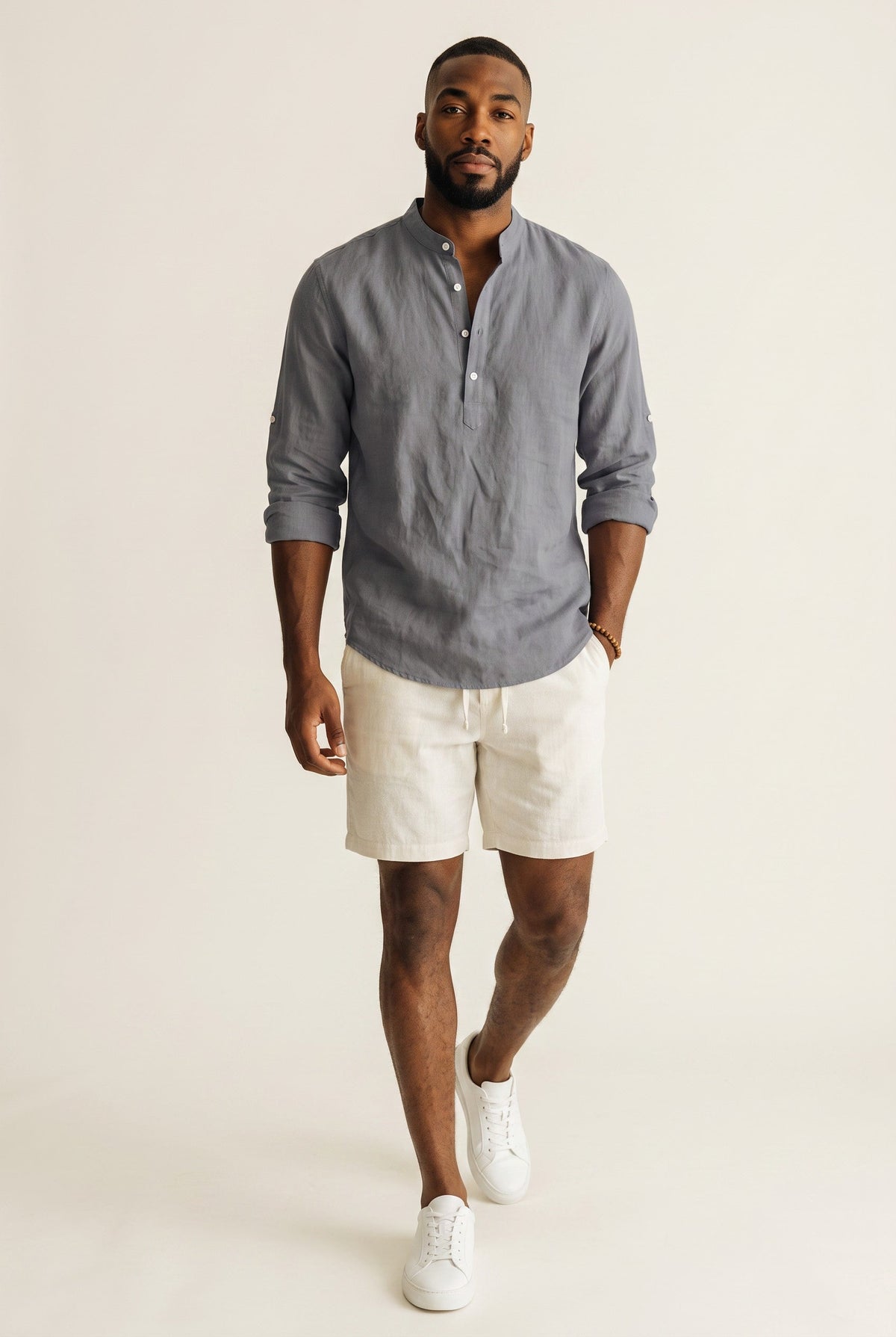 Homem vestindo camisa Bluviso de manga longa cinza com gola padre, combinada com bermuda clara e tênis branco.