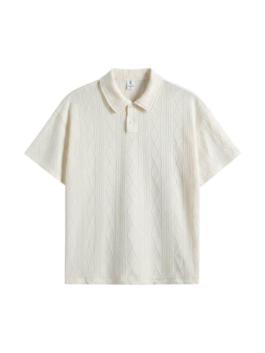 Camisa polo masculina Bluviso na cor off-white com textura em relevo, gola clássica e fechamento frontal por botões.