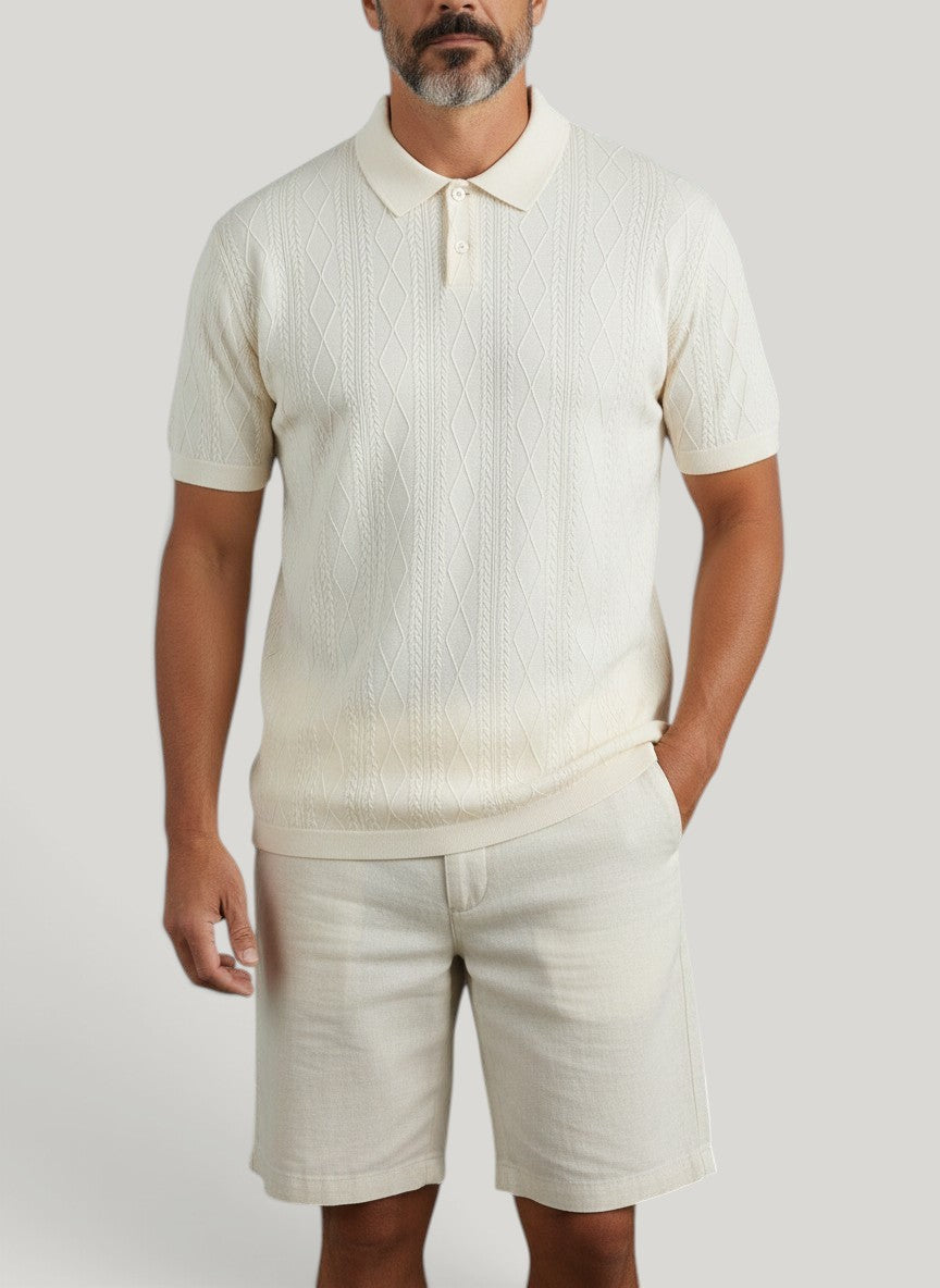 Homem vestindo camisa polo Bluviso off-white com textura em relevo e gola clássica, combinada com bermuda clara.