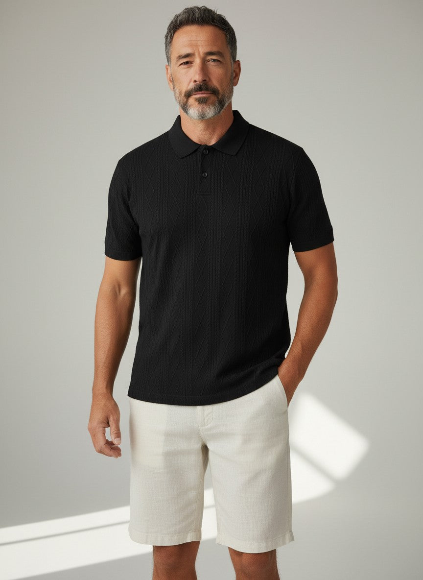 Homem vestindo camisa polo preta Bluviso com textura em relevo e gola clássica, combinada com bermuda clara.