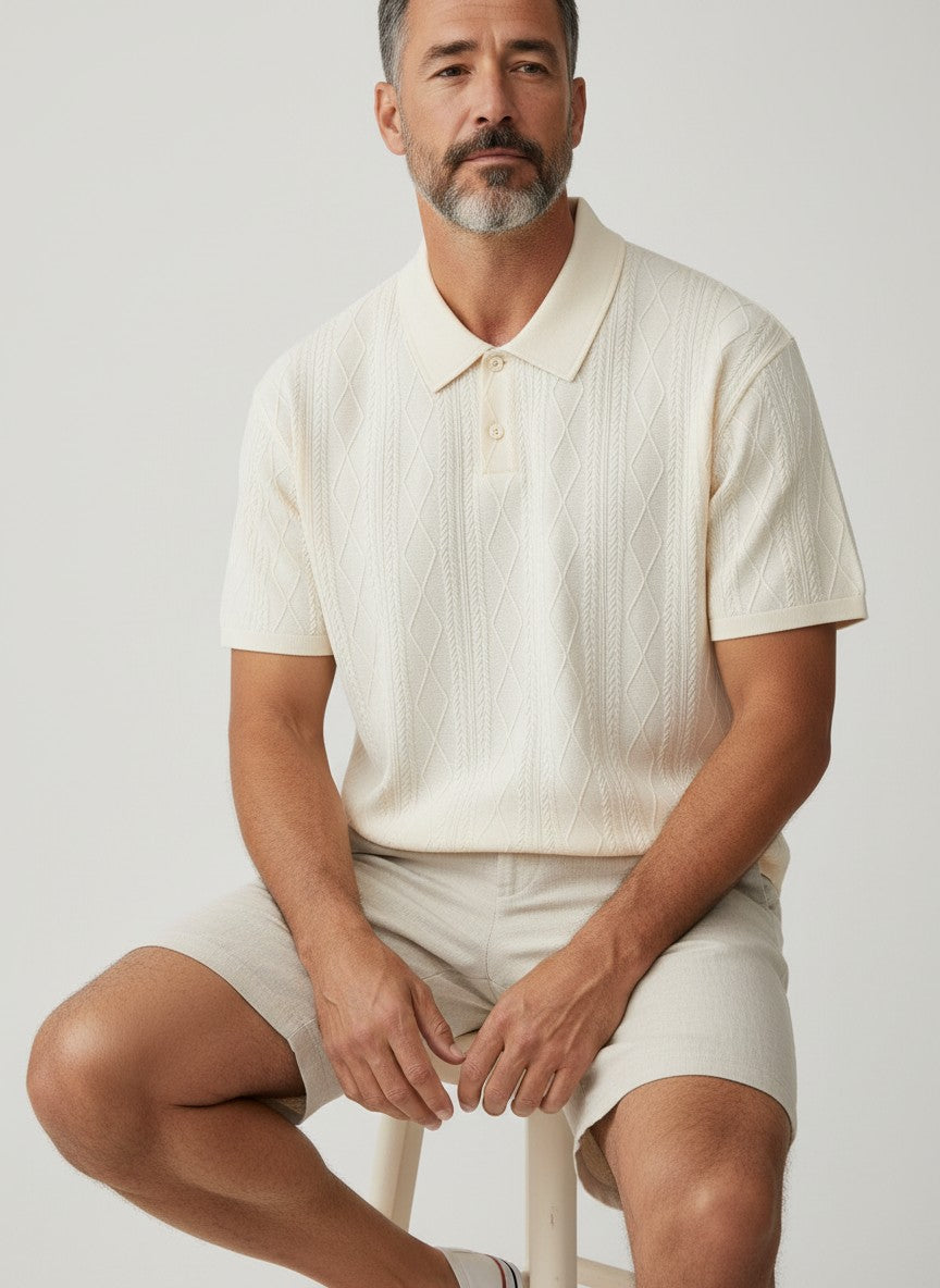 Camisa polo masculina Bluviso off-white com textura em relevo, gola clássica e botões, vestida por modelo sentado.