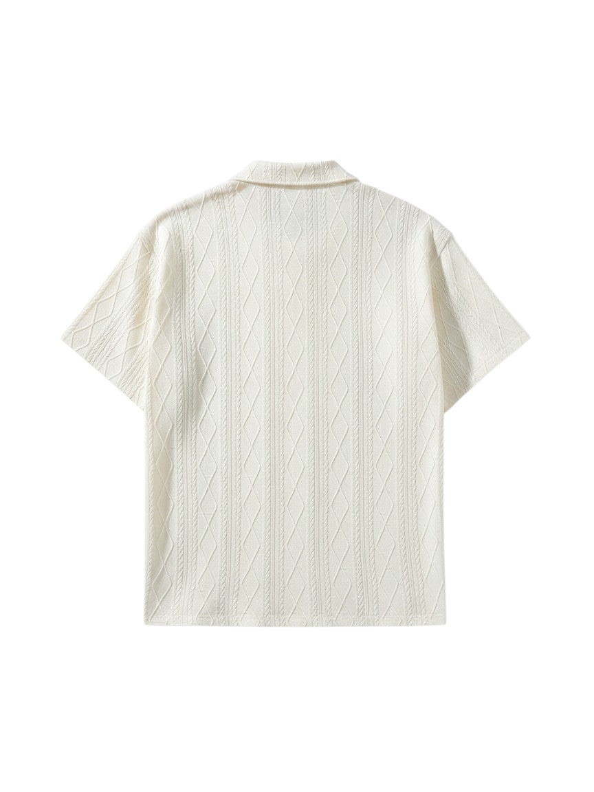 Vista traseira da camisa polo masculina Bluviso na cor off-white com padrão texturizado em relevo e gola clássica