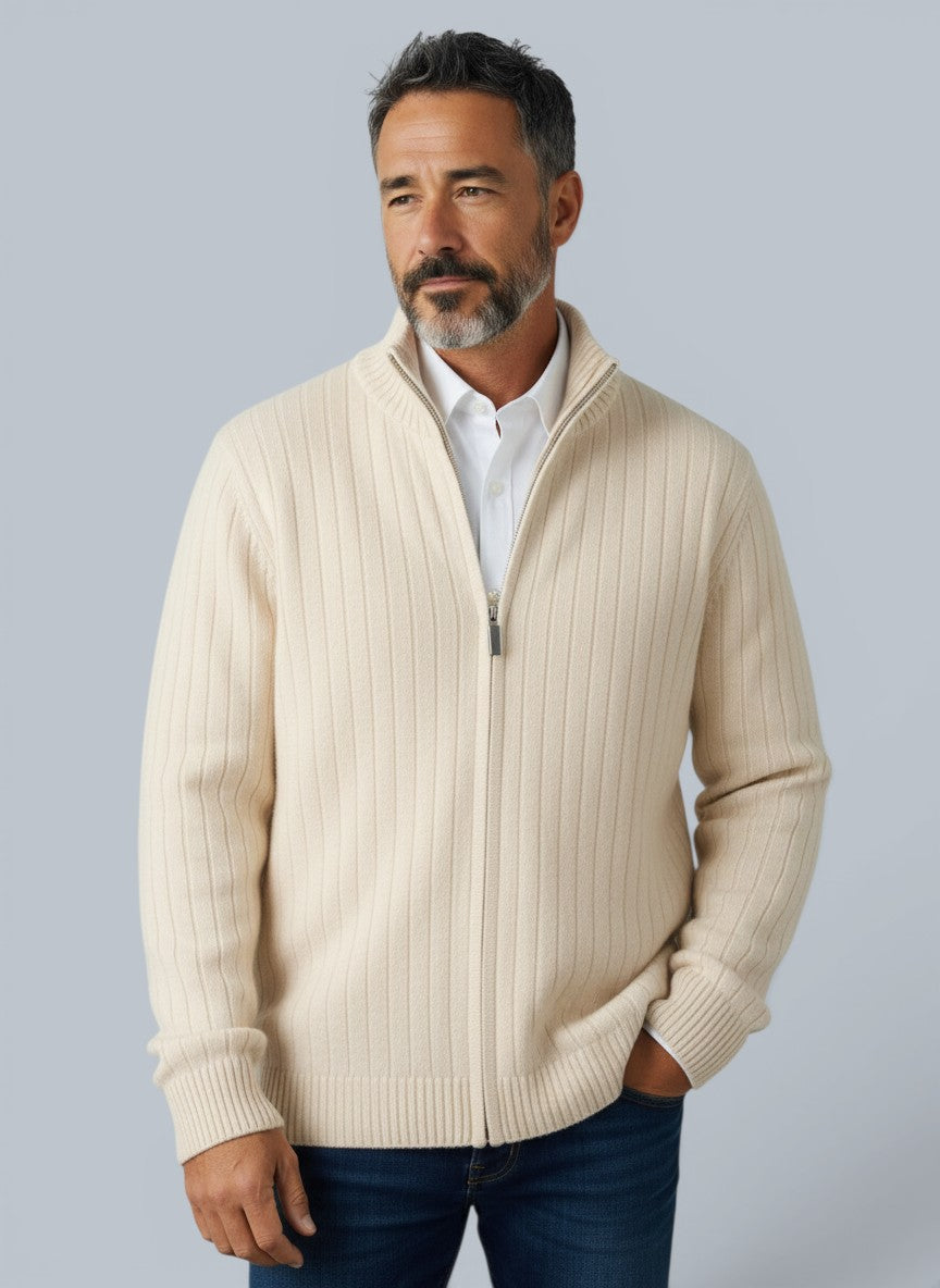 Homem vestindo cardigã bege de lã merino com gola alta e zíper da marca Bluviso, estilo casual e elegante.