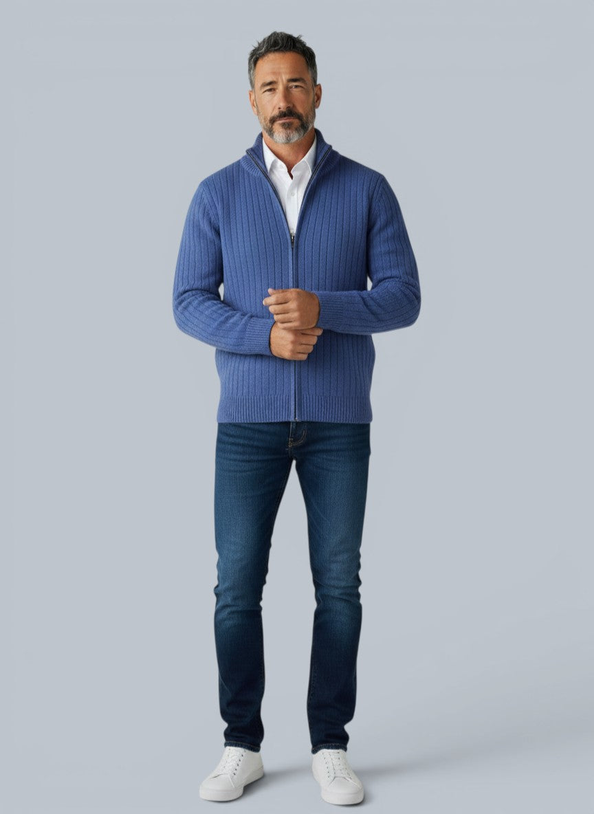 Homem vestindo cardigã de lã merino azul claro com zíper e gola alta da marca Bluviso, estilo casual e elegante.