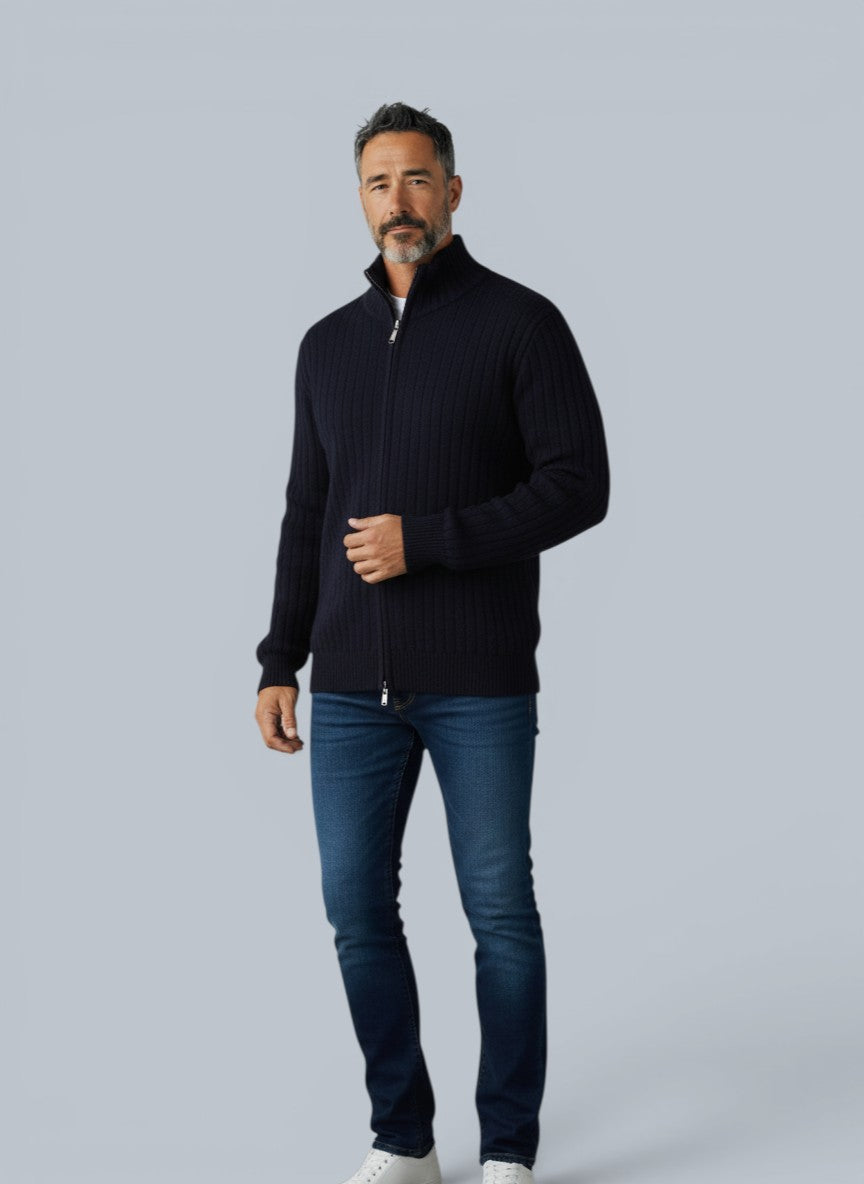 Homem vestindo cardigã de lã merino Bluviso azul marinho com zíper e gola alta, estilo casual elegante.