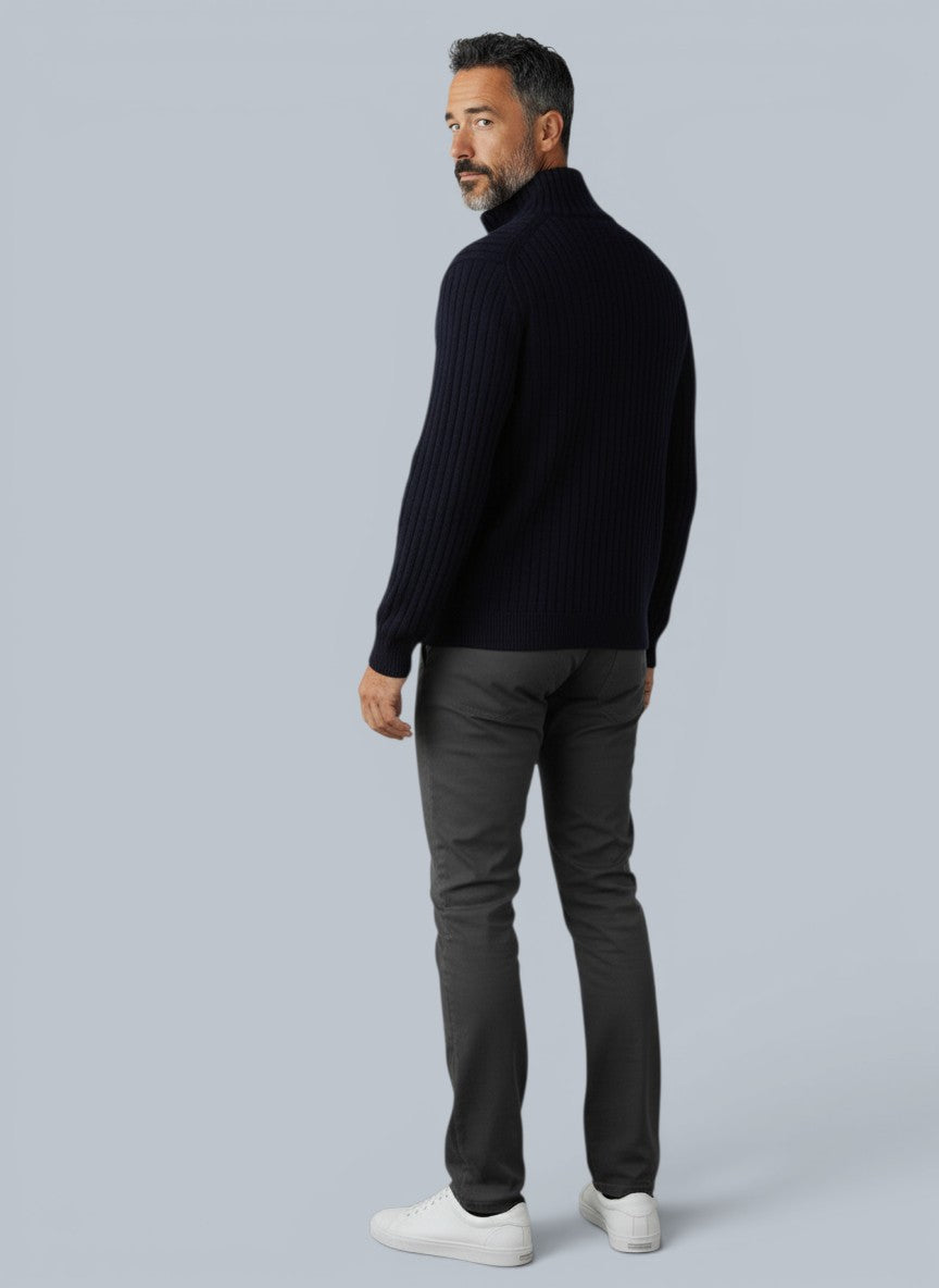 Homem vestindo cardigã de lã merino azul marinho com zíper e gola alta da marca Bluviso, vista traseira.