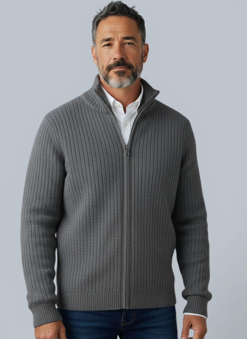 Homem vestindo cardigã cinza de lã merino com zíper e gola alta da marca Bluviso, estilo casual e elegante.
