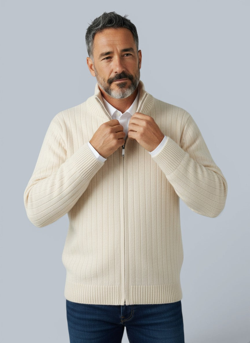 Homem vestindo cardigã de lã merino bege com gola alta e zíper da marca Bluviso, estilo casual e elegante.