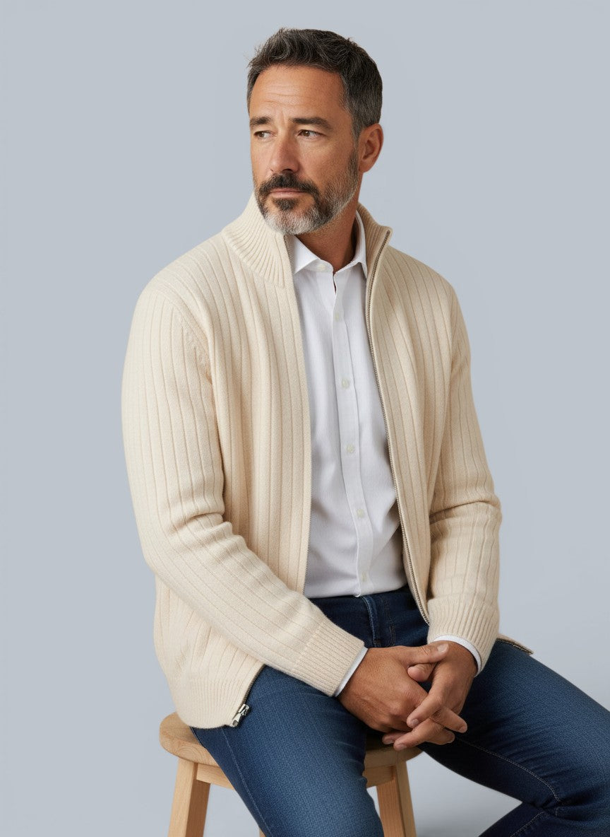 Cardigã masculino de lã merino bege com gola alta e zíper, da marca Bluviso, usado sobre camisa social branca.