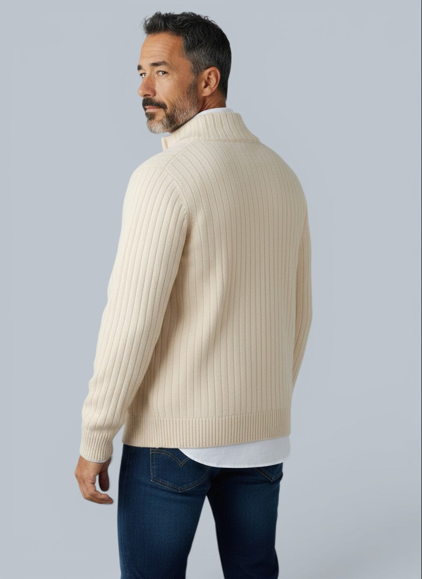 Cardigã masculino de lã merino bege com gola alta e zíper, da marca Bluviso, visto de costas em modelo.