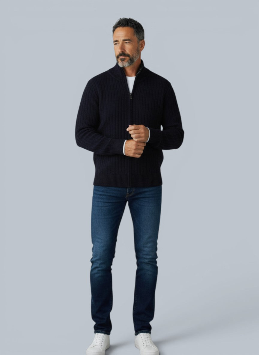 Cardigã masculino de lã merino Bluviso azul marinho com zíper e gola alta, usado com jeans e tênis brancos.
