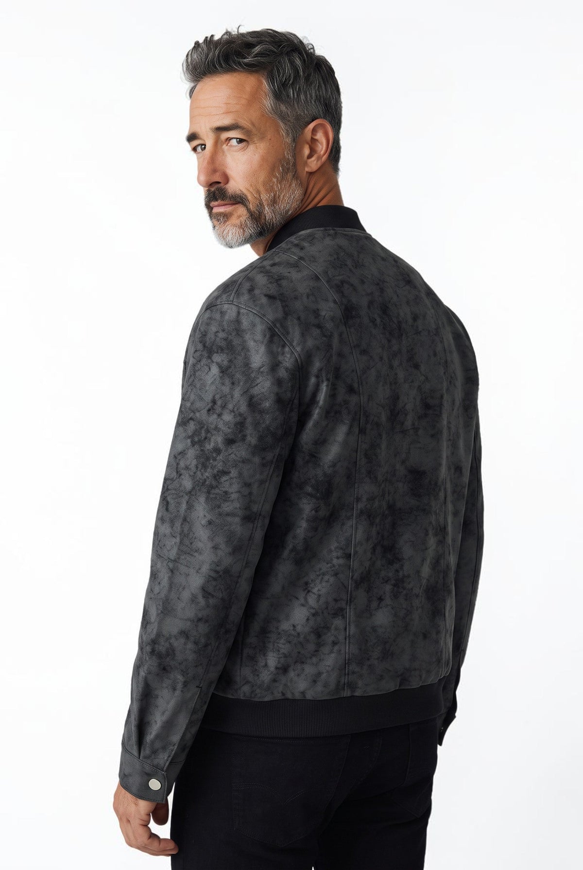 Jaqueta bomber masculina Bluviso em camurça preto com textura manchada, vista traseira em modelo adulto.