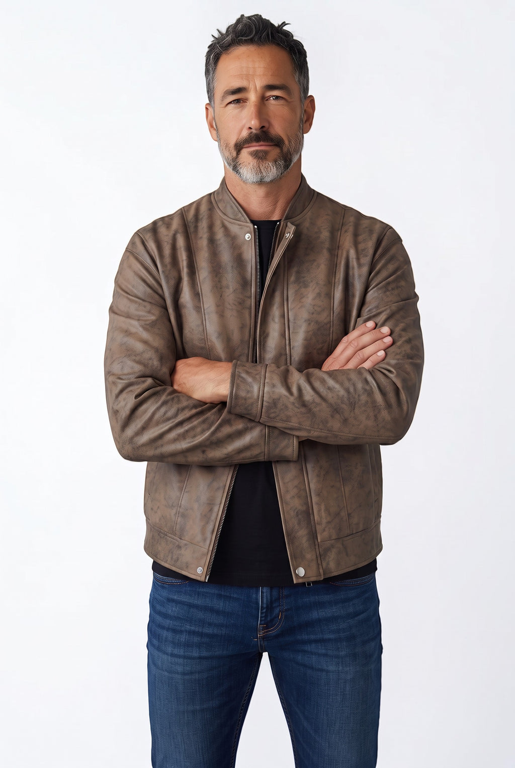 Homem vestindo jaqueta bomber Bluviso de camurça marrom com zíper, estilo casual elegante e ajuste confortável.