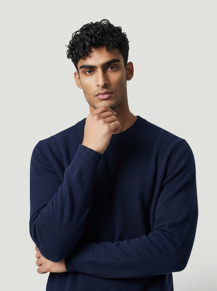 Homem vestindo suéter de tricô azul marinho Bluviso com gola careca, estilo clássico e elegante.