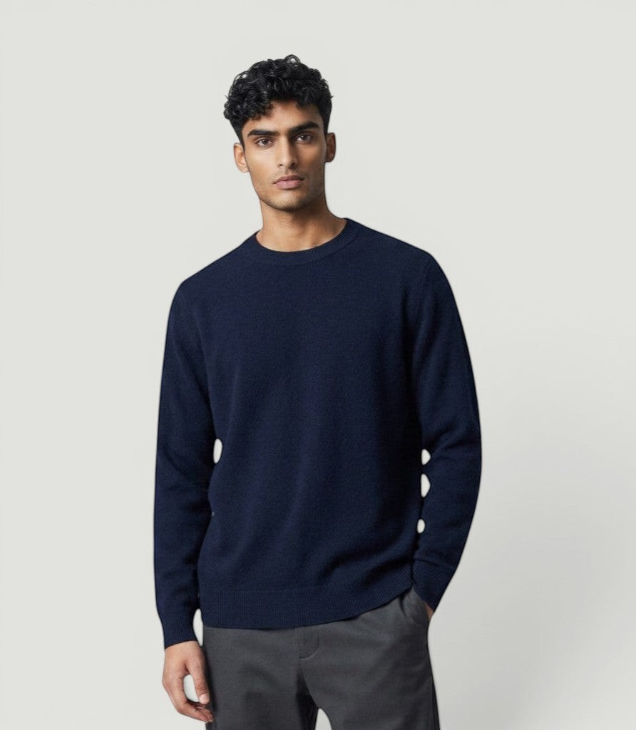 Homem vestindo suéter de tricô azul marinho com gola careca da marca Bluviso, estilo casual e elegante.